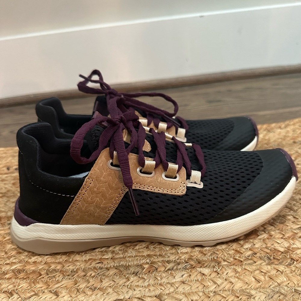 Olukai Woman’s Wailuku Sneaker – Black/Purple Size 7